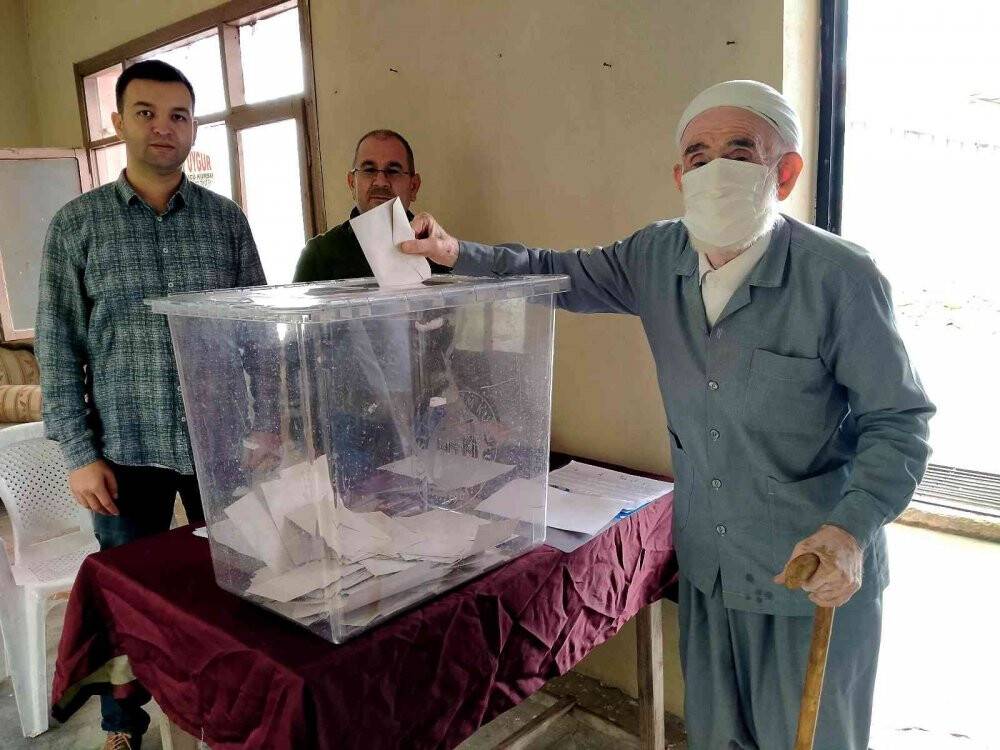 10 mahalle referanduma gitti