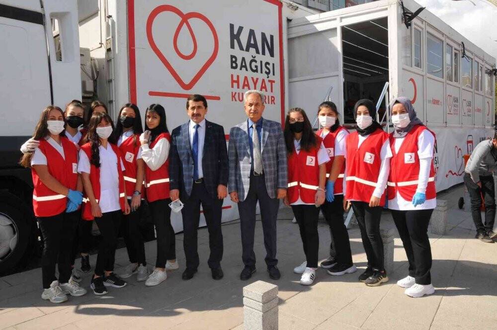 Başkan Akkaya ve belediye personelinden kan bağışı