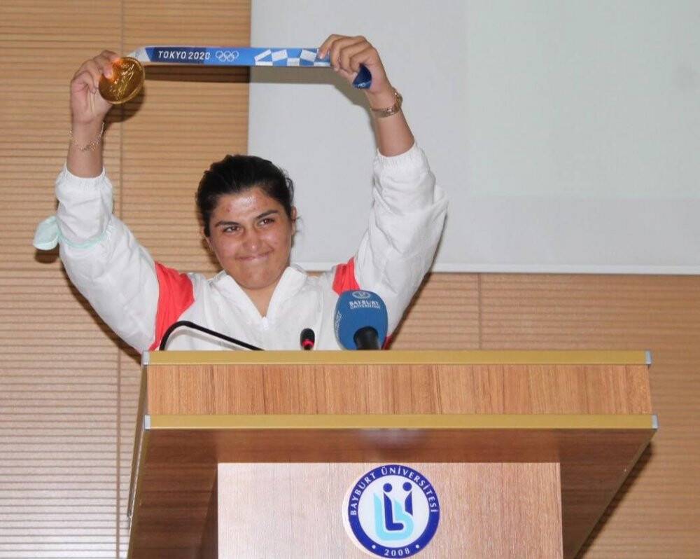 Busenaz Sürmeneli’nin ismi öğrencisi olduğu üniversitenin spor salonuna verildi
