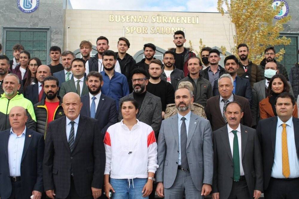 Busenaz Sürmeneli’nin ismi öğrencisi olduğu üniversitenin spor salonuna verildi