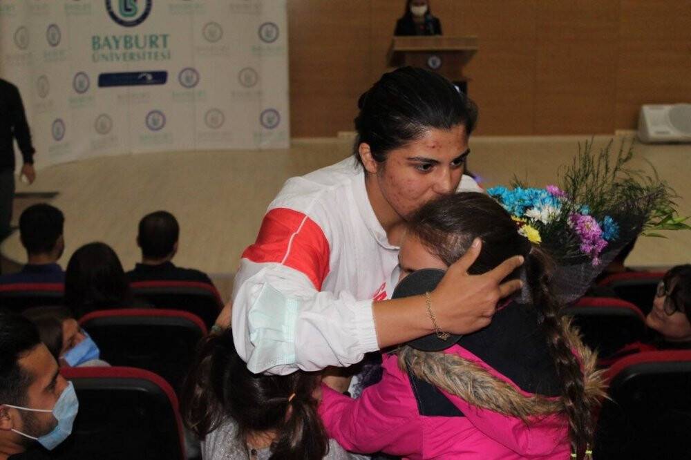 Busenaz Sürmeneli’nin ismi öğrencisi olduğu üniversitenin spor salonuna verildi