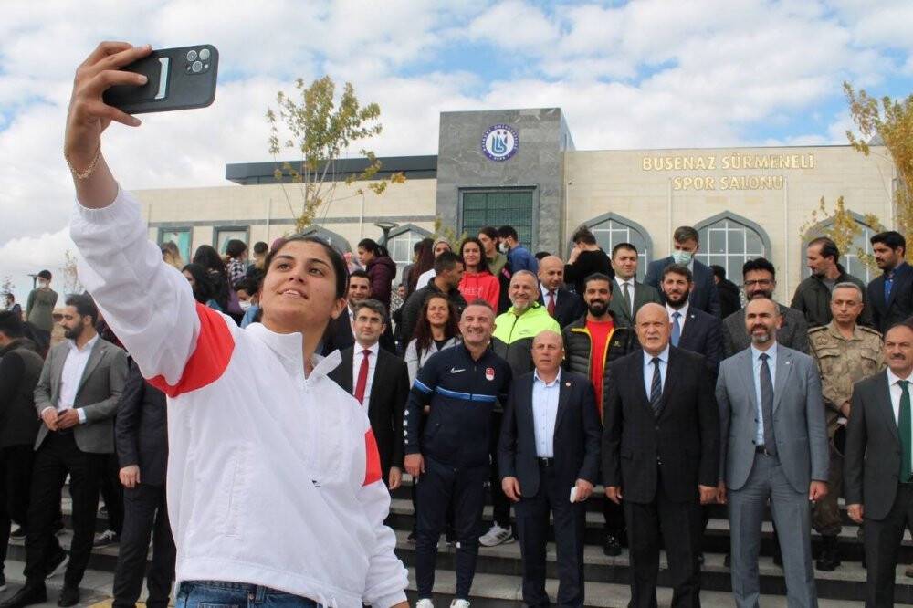 Busenaz Sürmeneli’nin ismi öğrencisi olduğu üniversitenin spor salonuna verildi