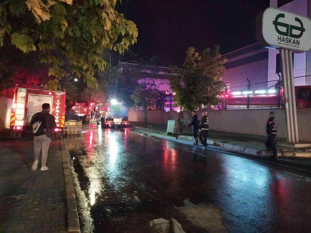 Fabrika deposunda çıkan yangın kontrol altına alındı