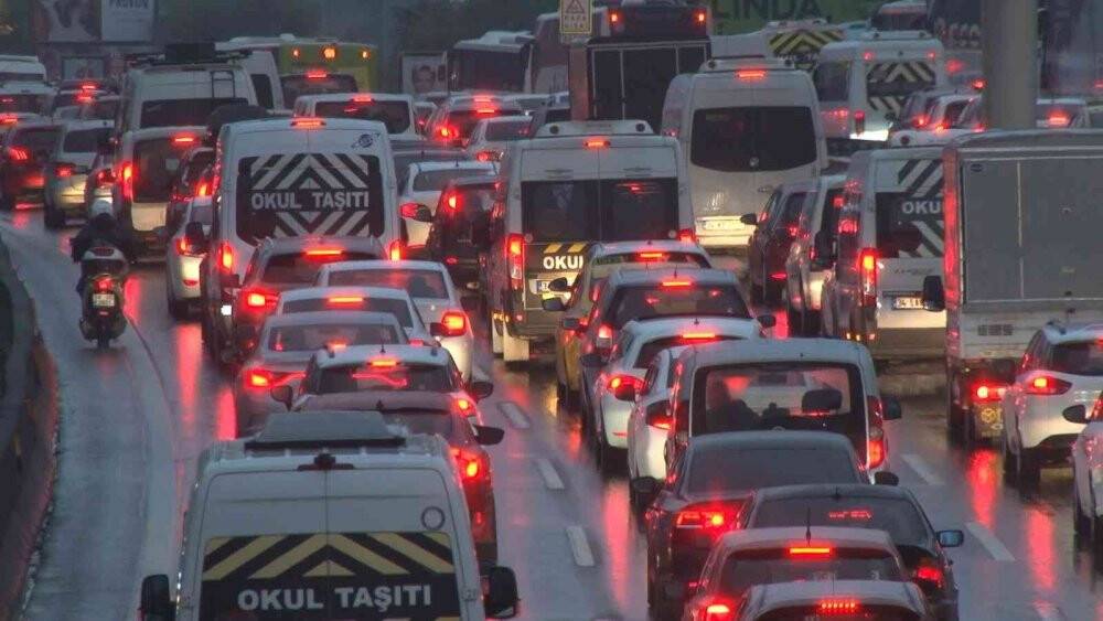 Haftanın ilk iş gününde yağmur, trafiği vurdu