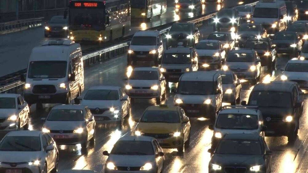 Haftanın ilk iş gününde yağmur, trafiği vurdu