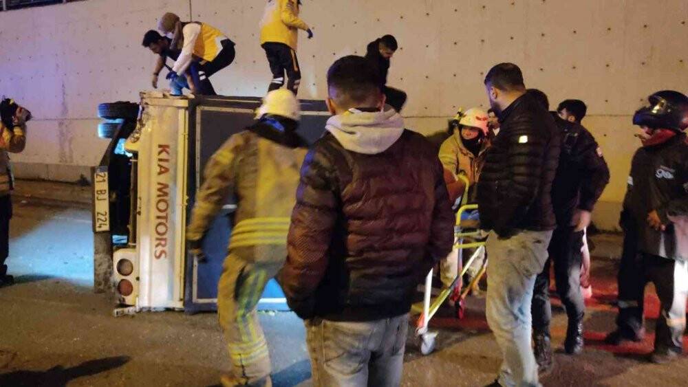 Otomobilin çarptığı sebze yüklü kamyon devrildi: 2 yaralı