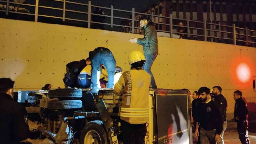 Otomobilin çarptığı sebze yüklü kamyon devrildi: 2 yaralı