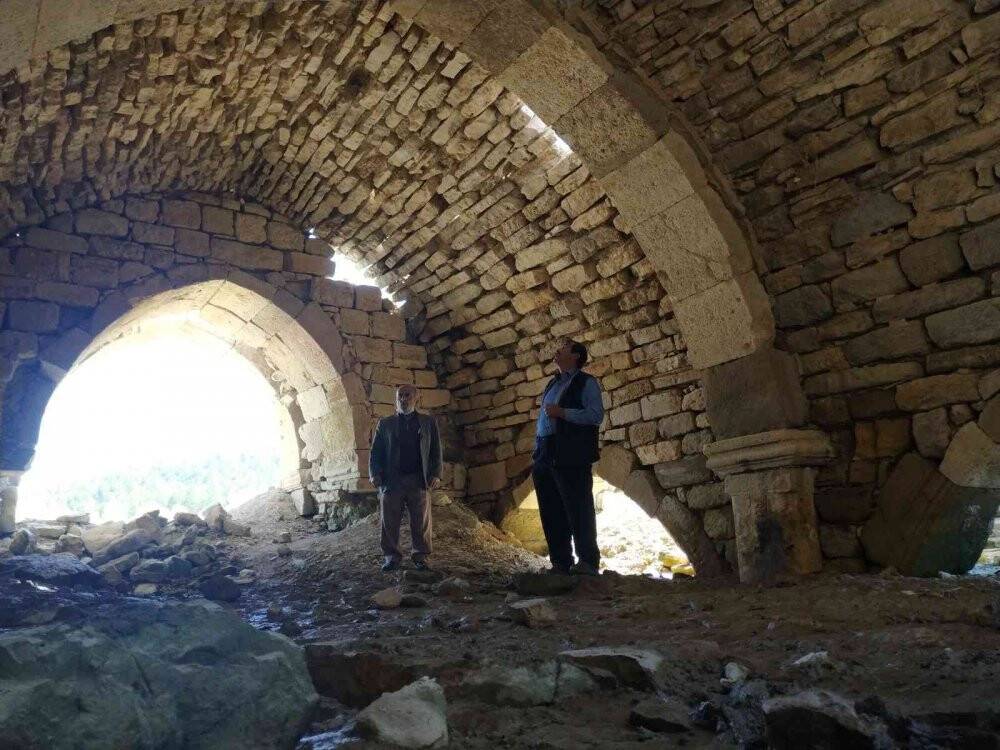 Sular çekilince ortaya çıkan Altınapa Hanı bütün olumsuzluklara rağmen ayakta