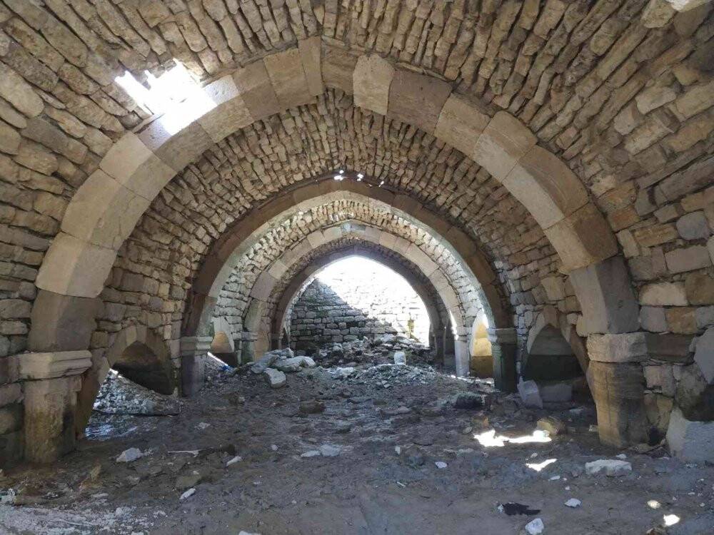 Sular çekilince ortaya çıkan Altınapa Hanı bütün olumsuzluklara rağmen ayakta