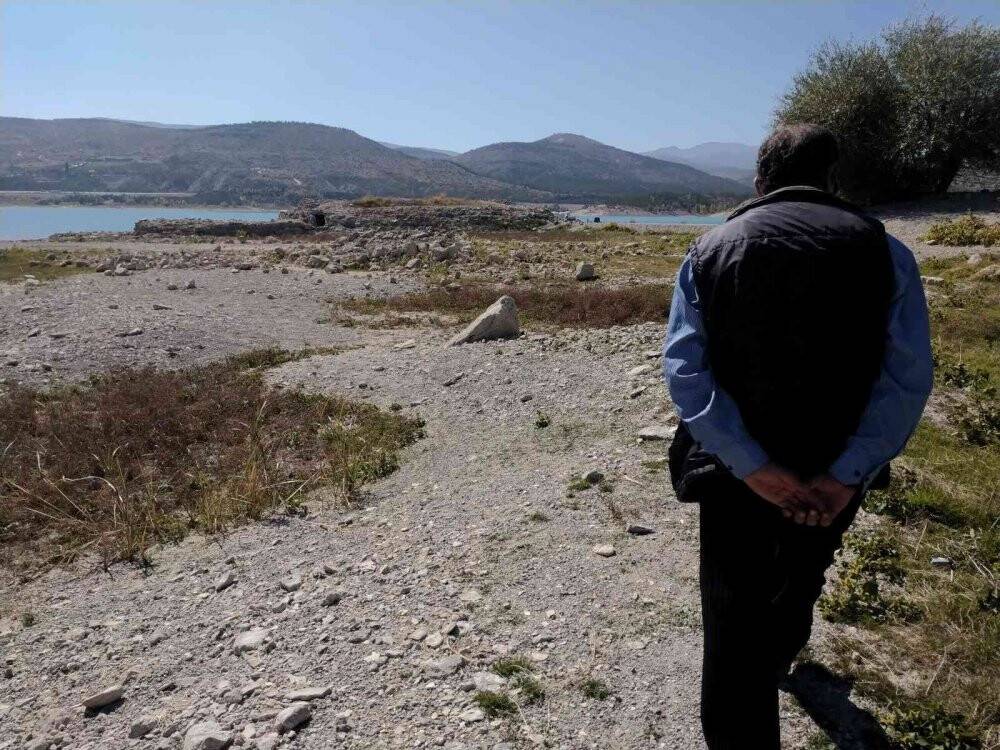 Sular çekilince ortaya çıkan Altınapa Hanı bütün olumsuzluklara rağmen ayakta