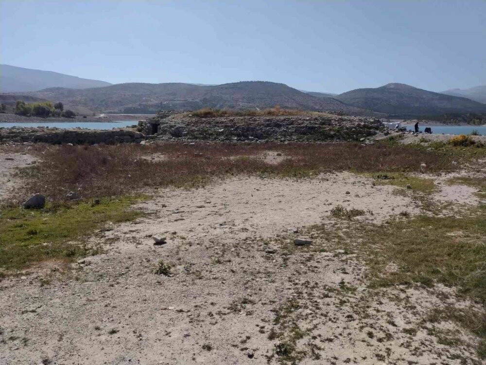 Sular çekilince ortaya çıkan Altınapa Hanı bütün olumsuzluklara rağmen ayakta