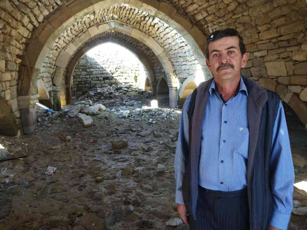 Sular çekilince ortaya çıkan Altınapa Hanı bütün olumsuzluklara rağmen ayakta