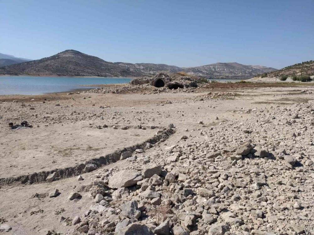 Sular çekilince ortaya çıkan Altınapa Hanı bütün olumsuzluklara rağmen ayakta