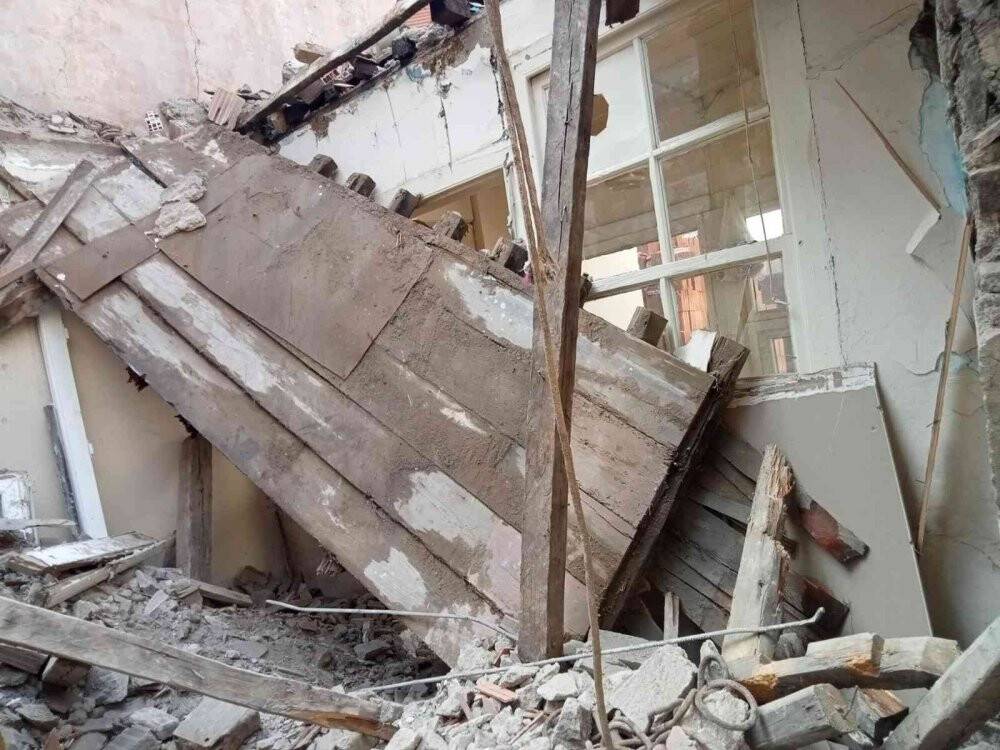 Tadilat halindeki binada çökme: 1 yaralı