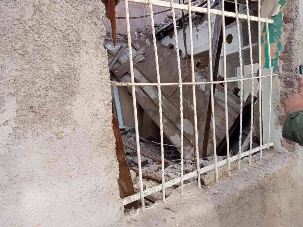 Tadilat halindeki binada çökme: 1 yaralı
