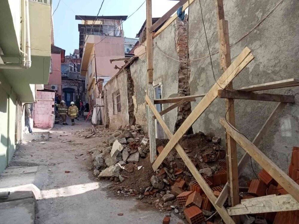 Tadilat halindeki binada çökme: 1 yaralı