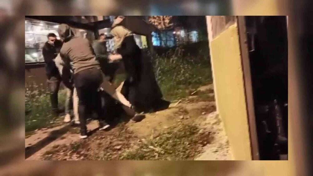 Taksicilerin yer kavgasında yumruklar havada uçuştu