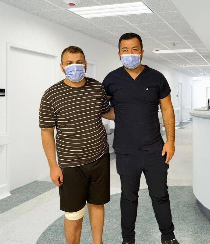 Üç ameliyatın ardından yürümeye başladı