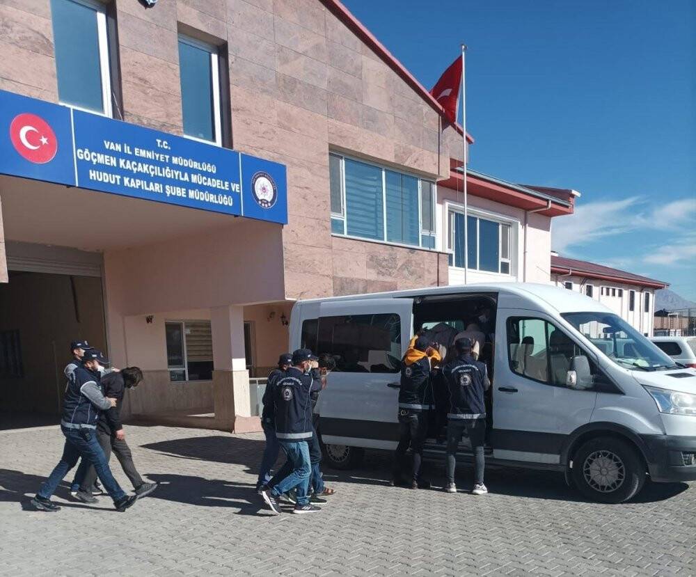 Van’da 8’i yabancı 18 organizatör yakalandı