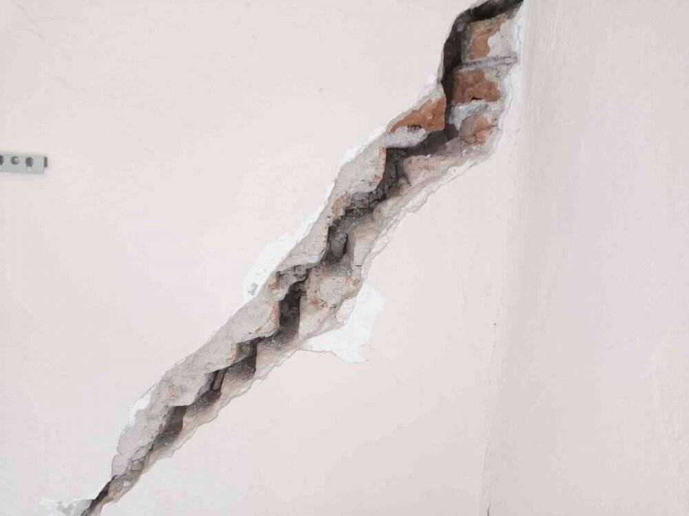 Deprem değil tır çatlağı