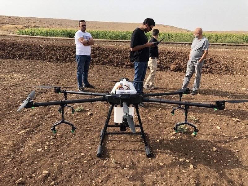 Drone ile zirai ilaçlama yaparak ürün kaybının önüne geçiliyor