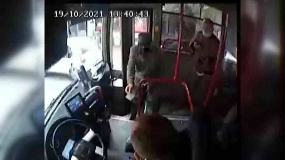 Otobüs şoförü fenalaşan yolcuyu hastaneye yetiştirdi