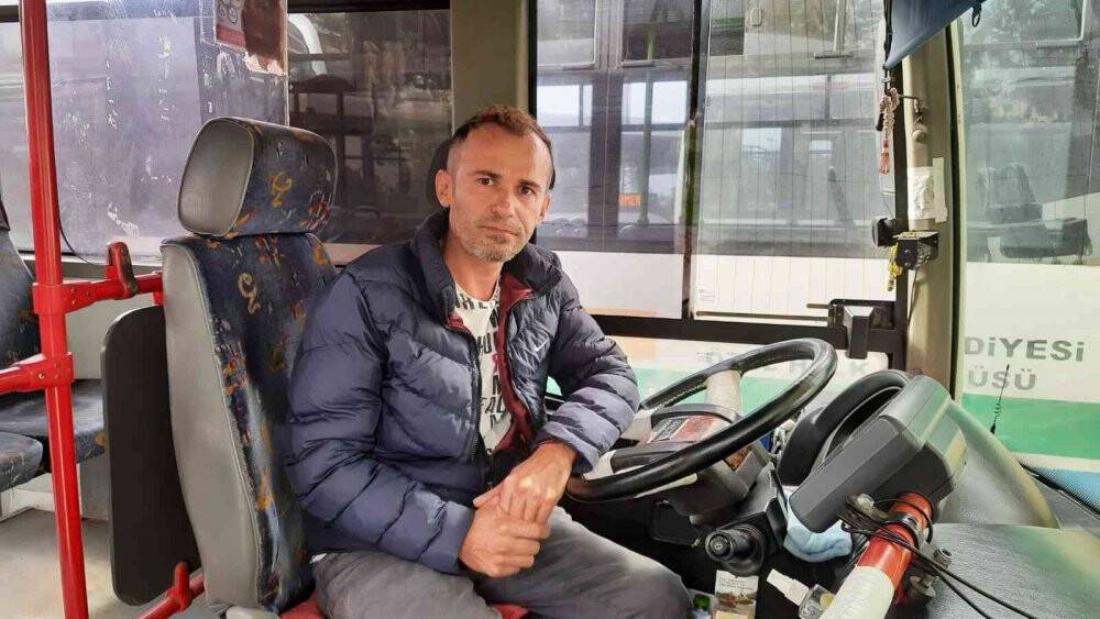 Otobüs şoförü fenalaşan yolcuyu hastaneye yetiştirdi