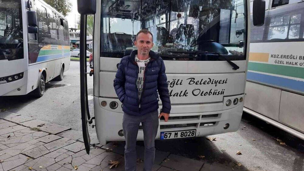 Otobüs şoförü fenalaşan yolcuyu hastaneye yetiştirdi