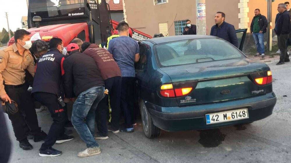 Otomobil ile forklift çarpıştı, 2 kişi araçta sıkıştı