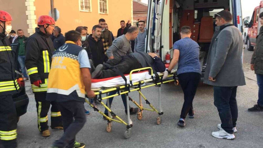 Otomobil ile forklift çarpıştı, 2 kişi araçta sıkıştı