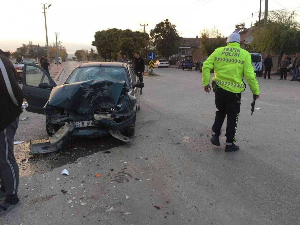 Otomobil ile forklift çarpıştı, 2 kişi araçta sıkıştı