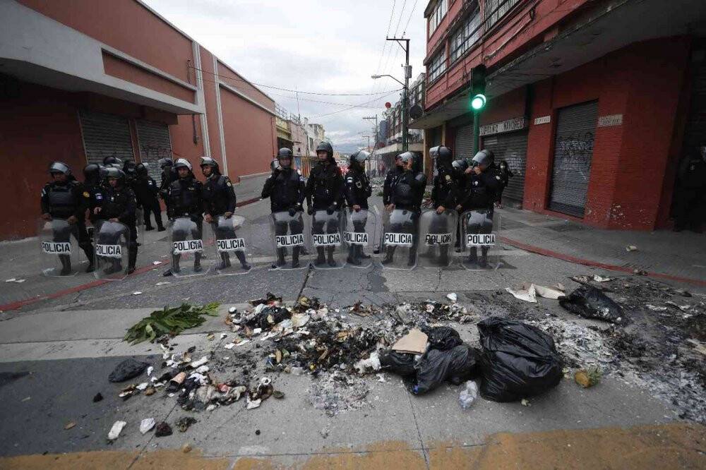 Guatemala’da isyan ! Emekli askerler kongre binasını bastı