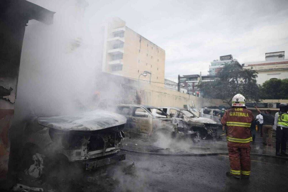 Guatemala’da isyan ! Emekli askerler kongre binasını bastı