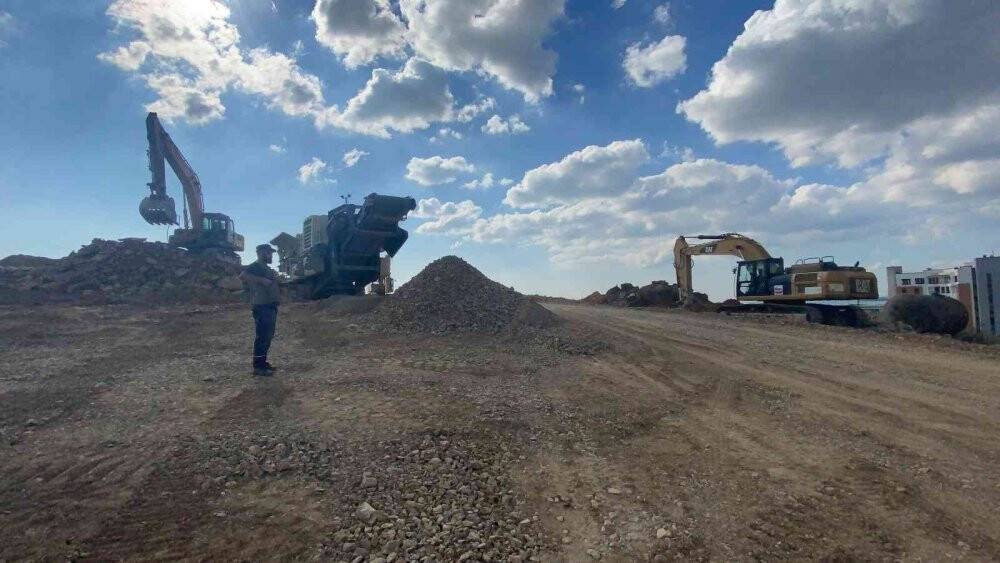 Hafriyat sahasında yapılan kontrollü patlatma,  ortalığı savaş alanına çevirdi