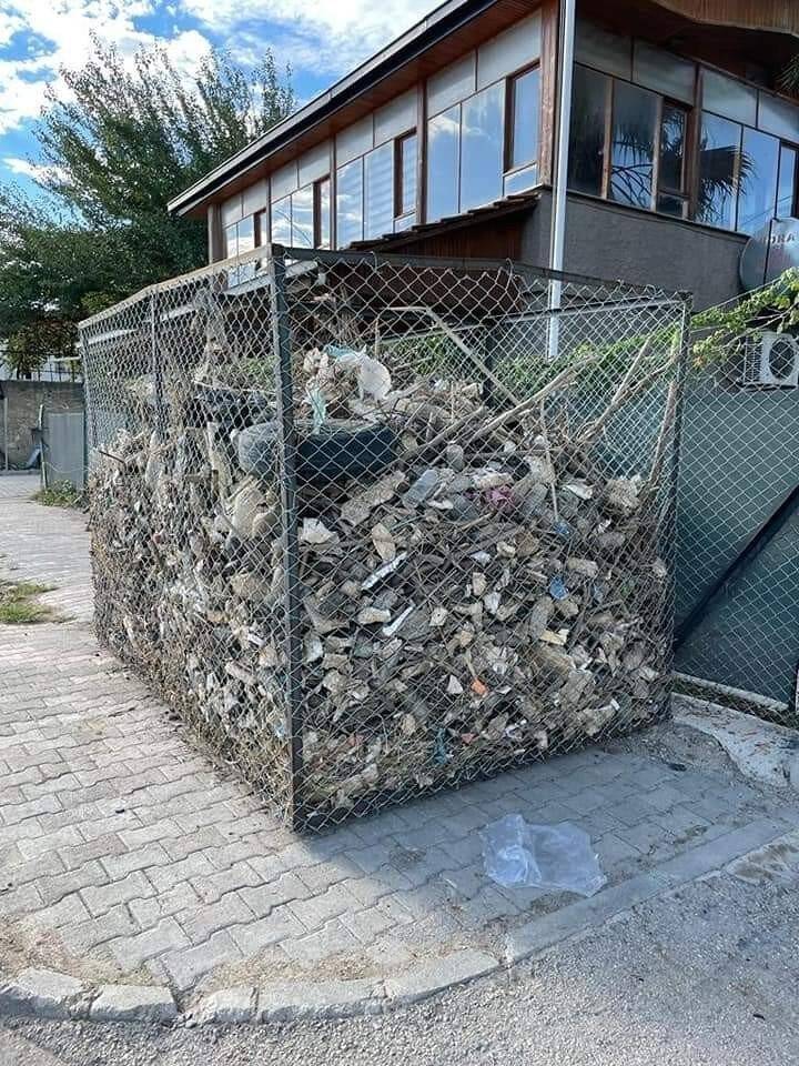 Sulama kanallarından çıkarılan çöpler sergileniyor