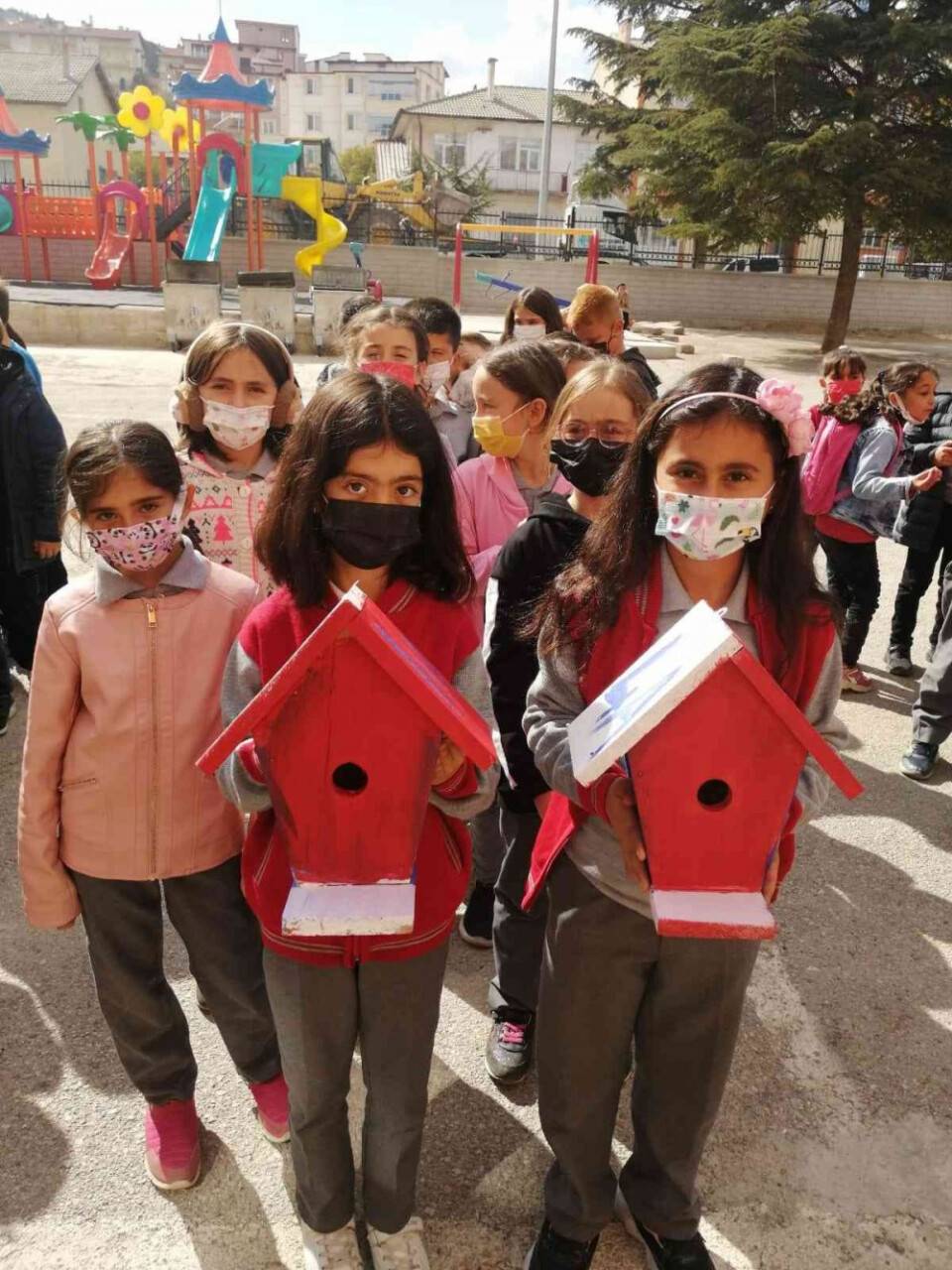 Beyşehir’de ağaçlara kuş yuvaları asıldı