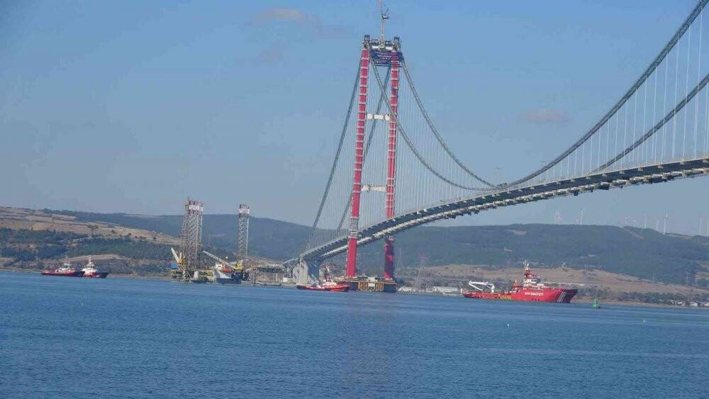 Dev platform 57 metre suya batırılarak 1915 Çanakkale Köprüsü altından geçti