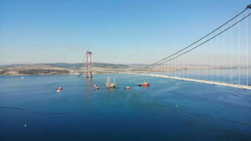 Dev platform 57 metre suya batırılarak 1915 Çanakkale Köprüsü altından geçti