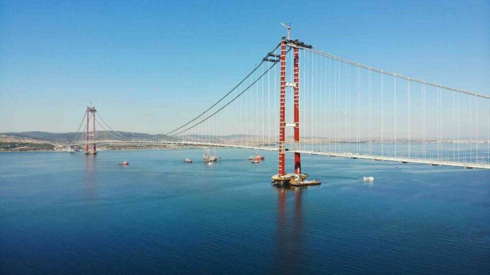 Dev platform 57 metre suya batırılarak 1915 Çanakkale Köprüsü altından geçti