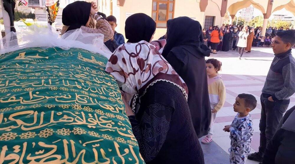Eşi tarafından darp edilerek öldürülen kadının cenazesinde şoke eden tepki