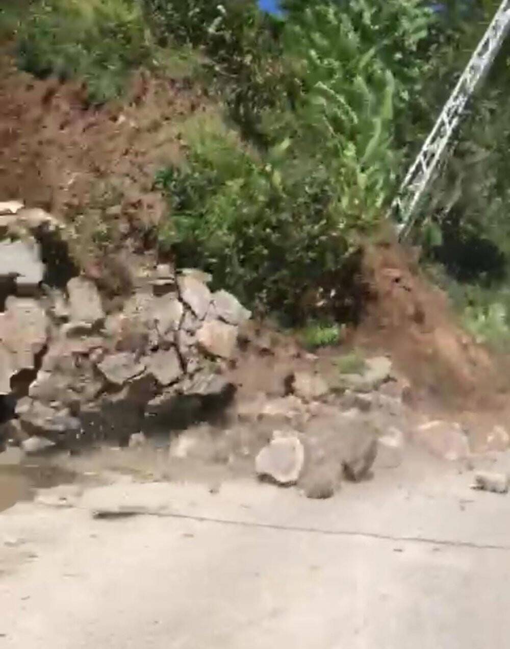İstinat duvarı domino taşı gibi yere yıkıldı