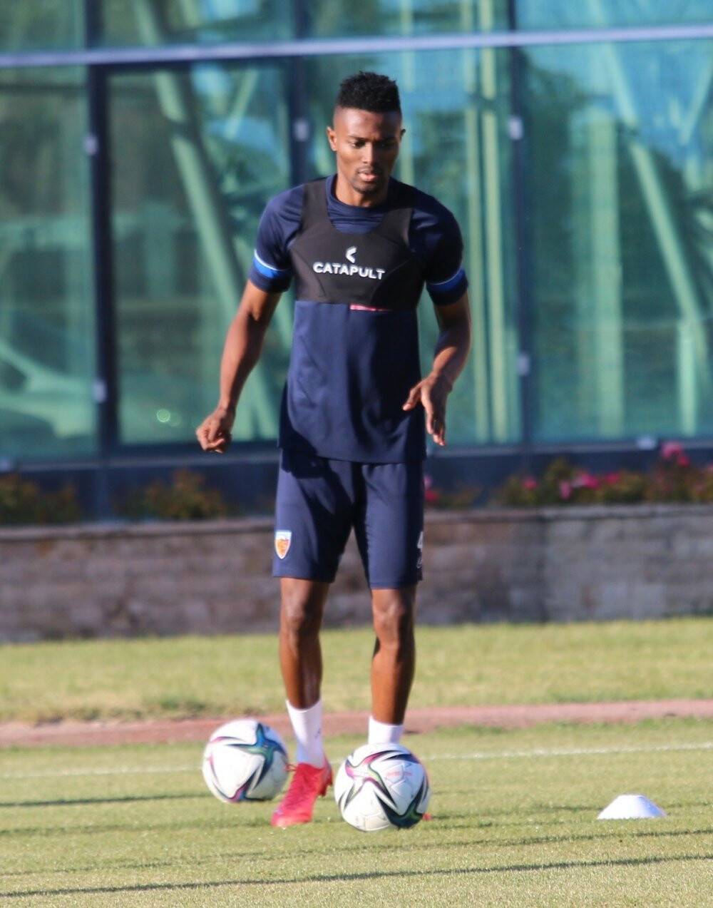 Kayserispor’da Mensah ve Uğur antrenmanlara başladı