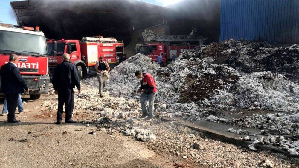 Pamuk işleme fabrikası içten içe yanıyor