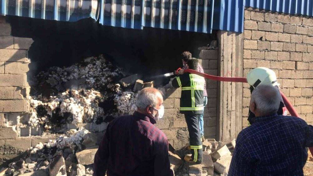Pamuk işleme fabrikası içten içe yanıyor