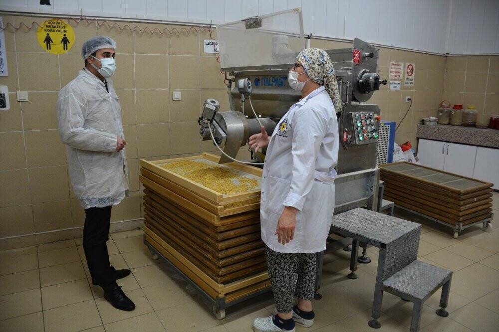 Sebzeli makarnanın üreticisine Bakan Pakdemirli’den plaket