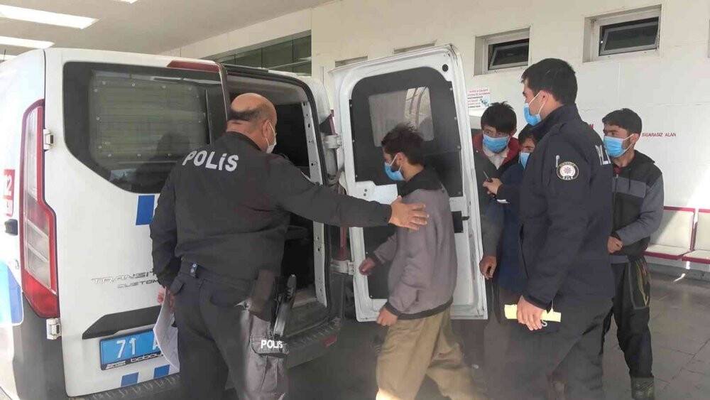 Yabancı uyruklu şahıslar, sahte evrakla seyahat ederken yakalandı