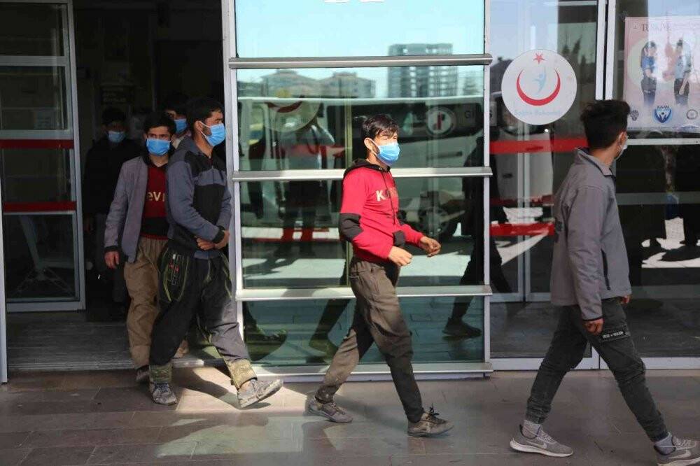 Yabancı uyruklu şahıslar, sahte evrakla seyahat ederken yakalandı