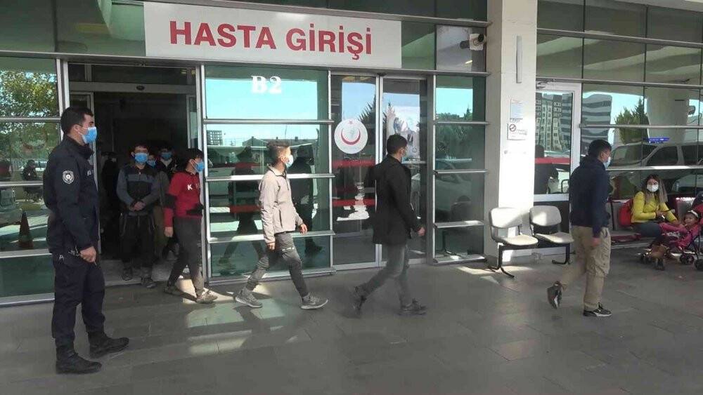 Yabancı uyruklu şahıslar, sahte evrakla seyahat ederken yakalandı