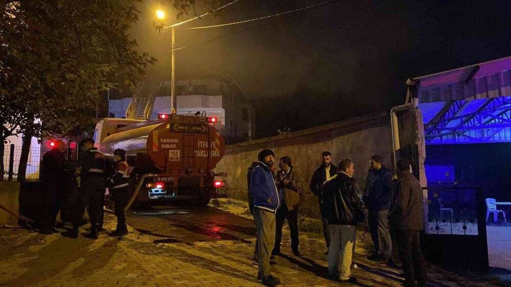 3 katlı evin teras katında korkutan yangın: Mahsur kalan adamı alevlerin arasından kurtardılar
