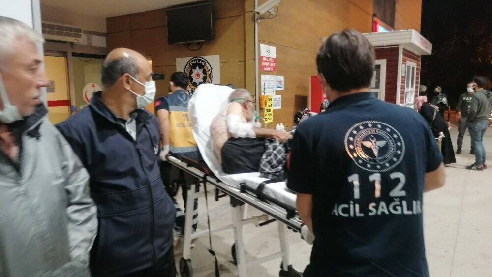 3 katlı evin teras katında korkutan yangın: Mahsur kalan adamı alevlerin arasından kurtardılar